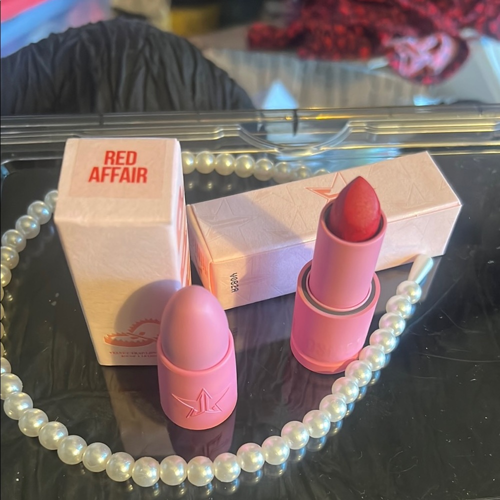 Jeffree Star 💫 Red Affair Velvet Trap Lipstick 💄, electric red beauty ❣️